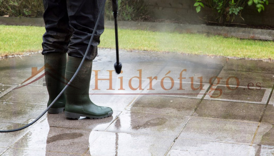 Limpiar con hidrolavadora suelo después de aplicar Limpiador Antihumedades